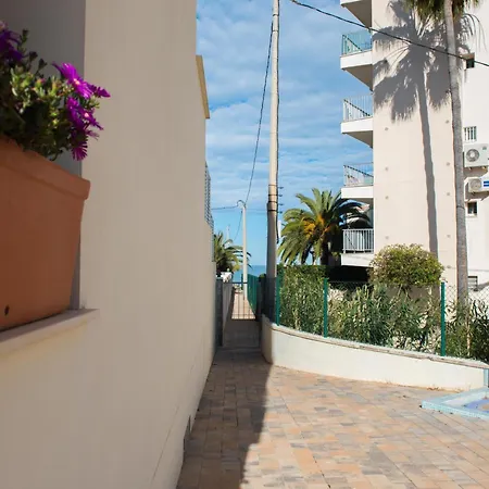 Tierra Marina Bajo Con Jardín Dénia